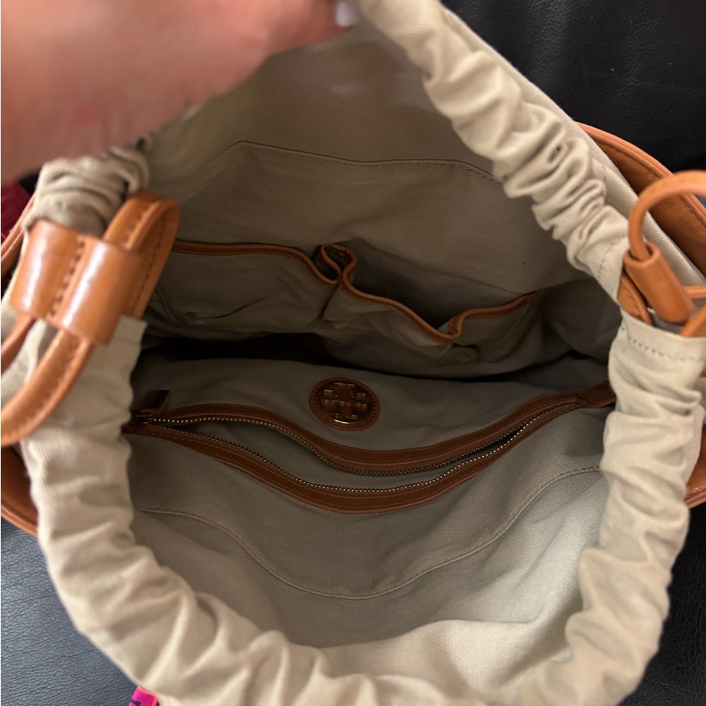Tory Burch, large White and Brown Leather Bucket Bag - Picture 3 of 4